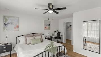 2 bedrooms, desk, WiFi, bed sheets