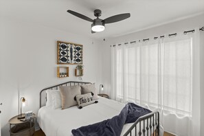 2 bedrooms, desk, WiFi, bed sheets - King bd / Modern Home sleeps 8 w/ private backyard (Kissimmee)
