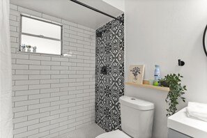 Serviettes fournies, savon, shampoing, papier toilette