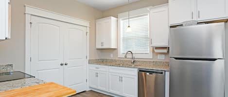 House, 2 Queen Beds (HiDune) | Private kitchen | Oven, toaster