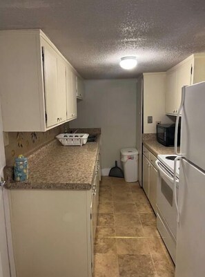 Een koelkast, een microgolfoven, een oven, een kookplaat