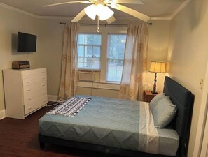 1 bedroom, desk, iron/ironing board, WiFi