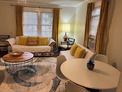 Cozy & Peaceful Cottage near SGMC, VSU, Down town