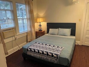 1 habitación, escritorio, tabla de planchar con plancha y wifi 