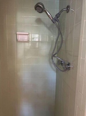 Haartrockner, Handtücher, Seife, Shampoo