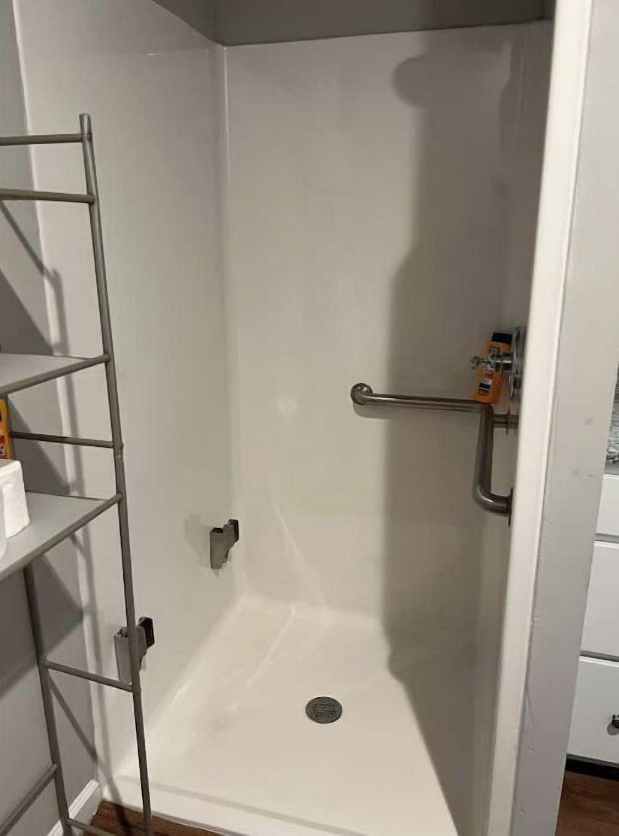 Douche, serviettes fournies, savon, shampoing