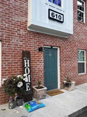 Exterior detail - Clean Modern Deco Apt 1 BR 1 Bath Near Everything (Valdosta)