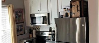 Clean Modern Deco Apt 1 BR 1 Bath Near Everything