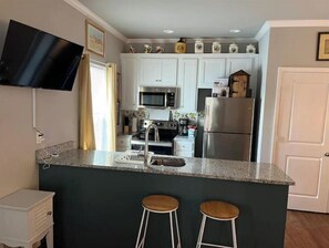 Fridge, microwave, oven, stovetop - Clean Modern Deco Apt 1 BR 1 Bath Near Everything (Valdosta)