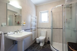 Dusche, Haartrockner, Handtücher