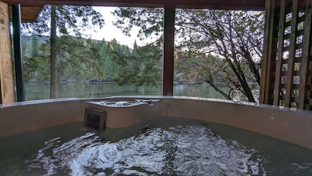 スパ. Charming waterfront Salt Spring Island B&B