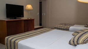 A hotel room with a bed, a TV, and a lamp. - Marcopolo Inn Iguazu (Puerto Iguazú)