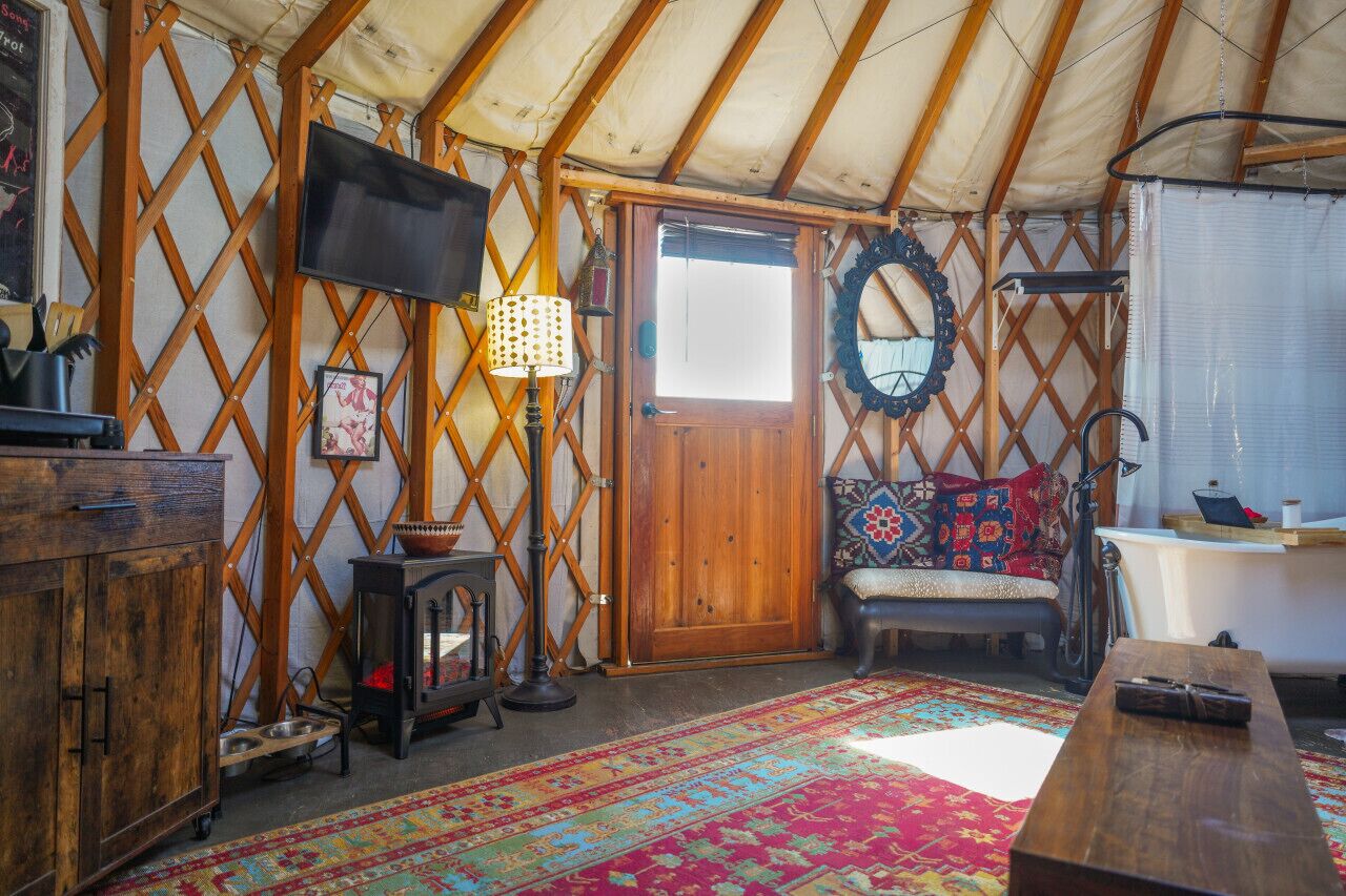 Een bureau, een strijkplank/strijkijzer, wifi, beddengoed