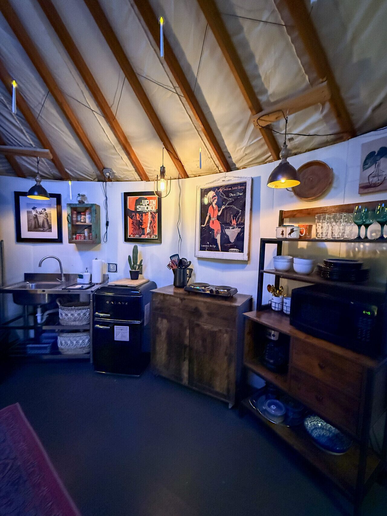 Réfrigérateur, micro-ondes, plaque de cuisson, cafetière/bouilloire