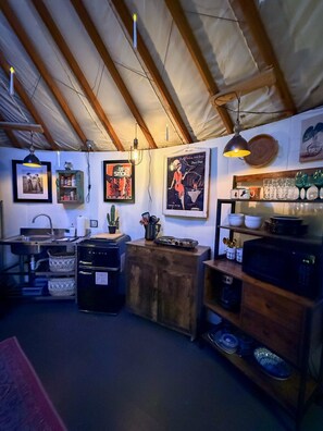 Jääkaappi, mikroaaltouuni, liesi, kahvin-/teenkeitin