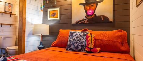 Escritorio, tabla de planchar con plancha, wifi y ropa de cama