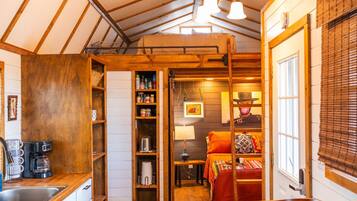 Desk, iron/ironing board, WiFi, bed sheets