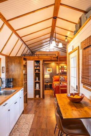 Desk, iron/ironing board, WiFi, bed sheets