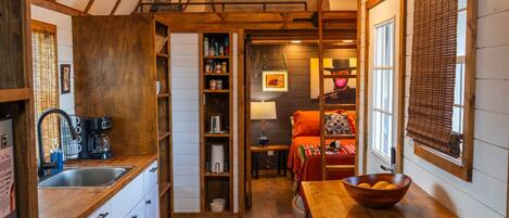 Desk, iron/ironing board, WiFi, bed sheets