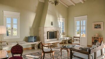 Biệt thự | Khu phòng khách | TV màn hình phẳng 32-inch có truyền hình vệ tinh