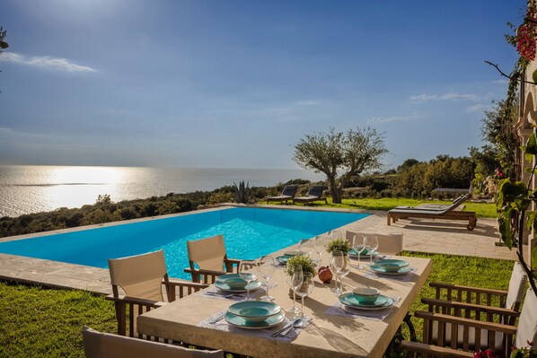 Outdoor dining - Villa Comi (Kefalonia)