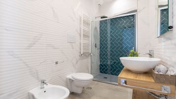 Een douche, een haardroger, een bidet, handdoeken