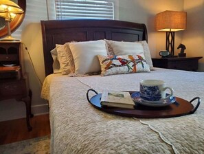 2 bedrooms, desk, iron/ironing board, WiFi