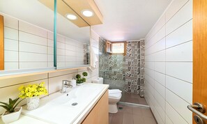 Douche, sèche-cheveux, serviettes fournies, savon
