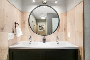 Dusj, miljøvennlige toalettsaker, hårføner og håndklær