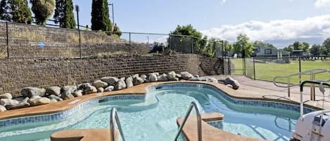 Una piscina cubierta, una piscina al aire libre