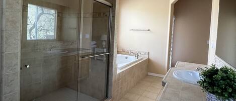 Serviettes fournies, savon, shampoing, papier toilette