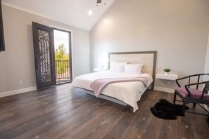 4 bedrooms, desk, iron/ironing board, travel crib