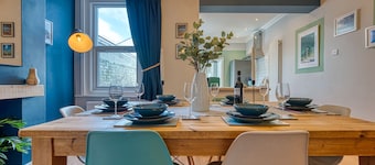 2 BR Spacious House - Central, Sleeps 4 w/parking