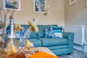 TV, fireplace, DVD player, books - 2 BR Spacious House - Central, Sleeps 4 w/parking (Portsmouth)