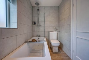 Shower, hair dryer, shampoo - 2BR Stylish, Cosy & Chic Coastal House with Garden (Portsmouth)