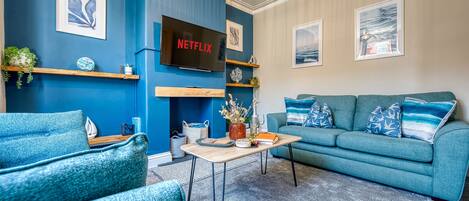 TV, caminetto, lettore DVD, libri