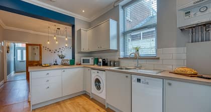 2 BR Spacious House - Central, Sleeps 4 w/parking