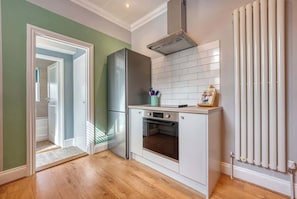 Fridge, microwave, oven, stovetop - 2BR Stylish, Cosy & Chic Coastal House with Garden (Portsmouth)