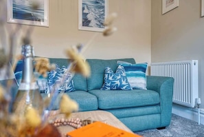 TV, fireplace, offices - 2BR Stylish, Cosy & Chic Coastal House with Garden (Portsmouth)