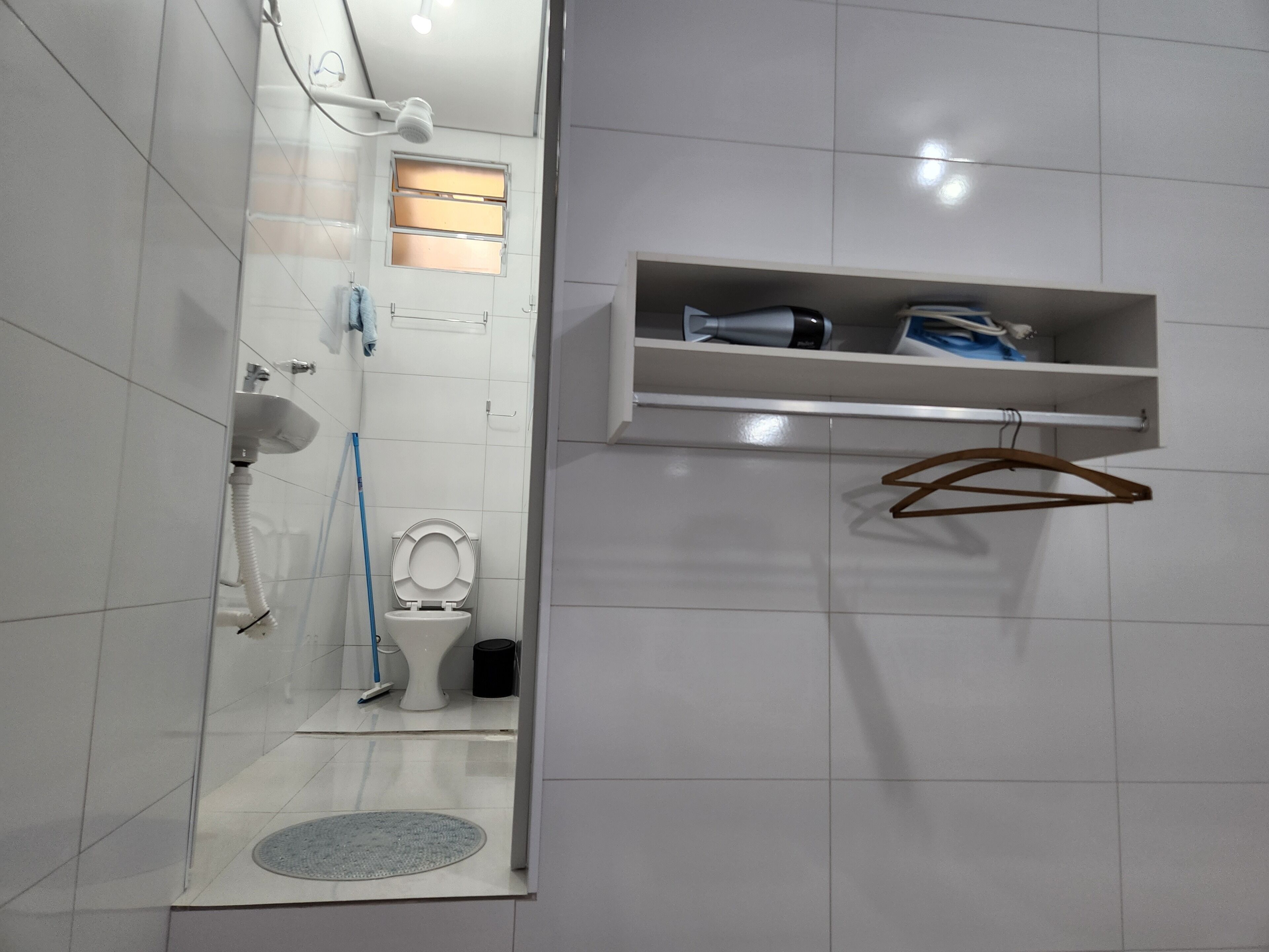 Secador de cabelo, toalhas de banho, sabonete, papel higiênico