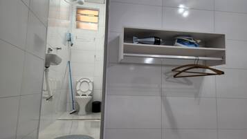 Secador de cabelo, toalhas de banho, sabonete, papel higiênico