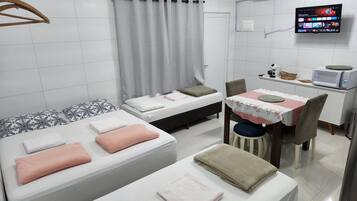 1 quarto, escrivaninha, ferros/tábuas de passar roupa, Wi-Fi de cortesia