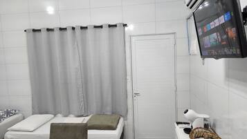 1 quarto, escrivaninha, ferros/tábuas de passar roupa, Wi-Fi de cortesia