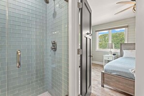 Doccia, asciugacapelli, asciugamani, shampoo