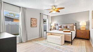 4 chambres, bureau, fer et planche à repasser, lit de bébé portatif
