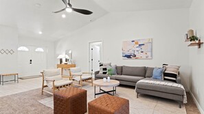 スマートテレビ、テーブルサッカー台、書庫