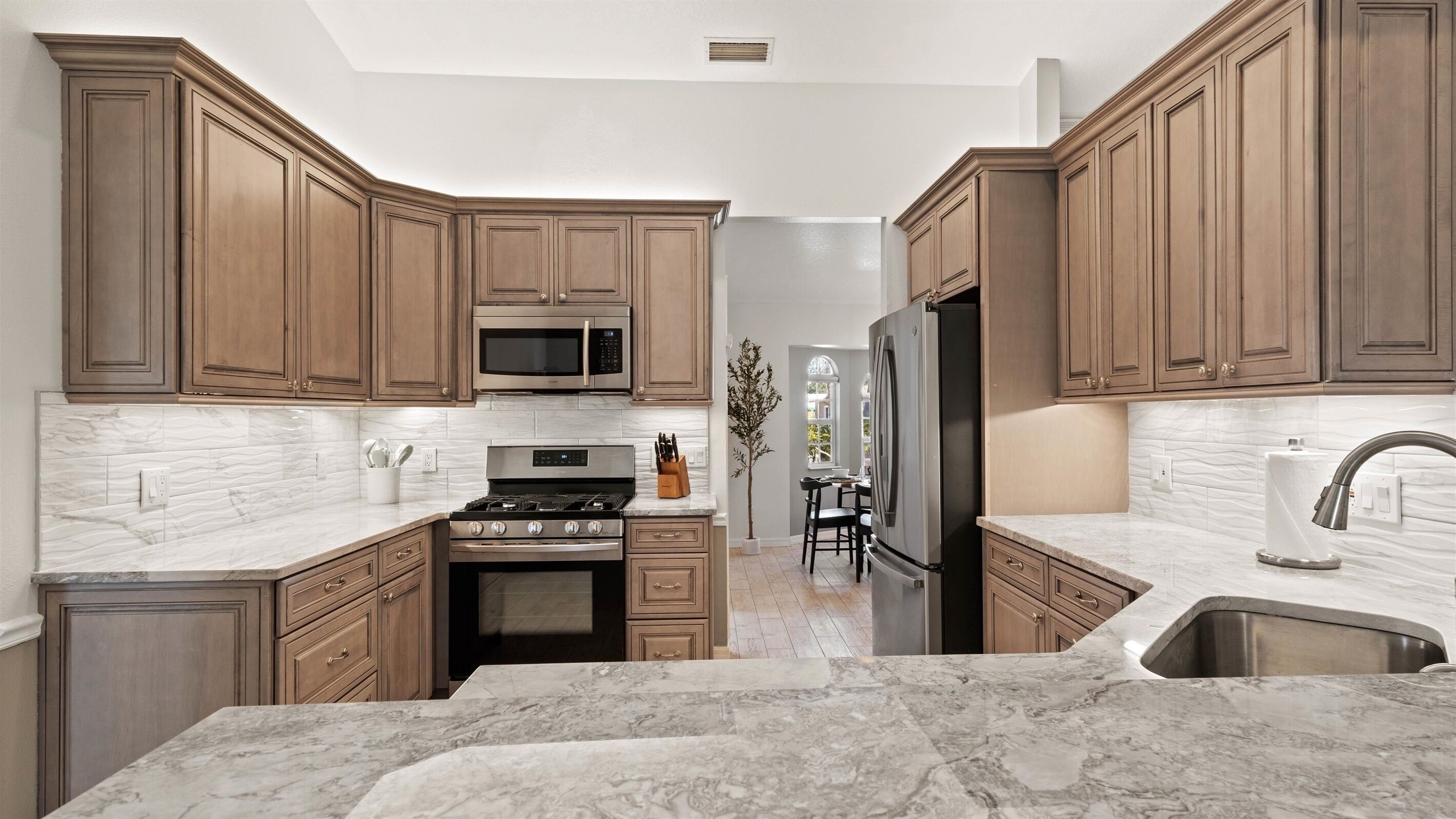 冷蔵庫、電子レンジ、オーブン、コンロ