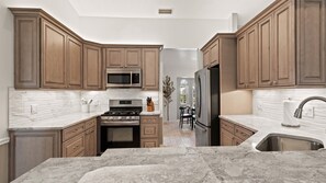 冷蔵庫、電子レンジ、オーブン、コンロ