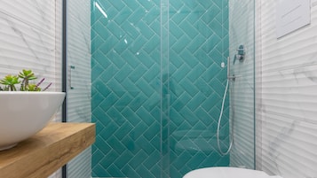 Een douche, een haardroger, een bidet, handdoeken