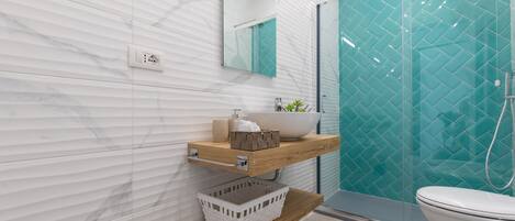 Shower, hair dryer, bidet, towels